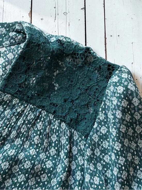 Maurices Green Boho Blouse Medium Lace Shoulder Peasant Top Flowy - Picture 5 of 9